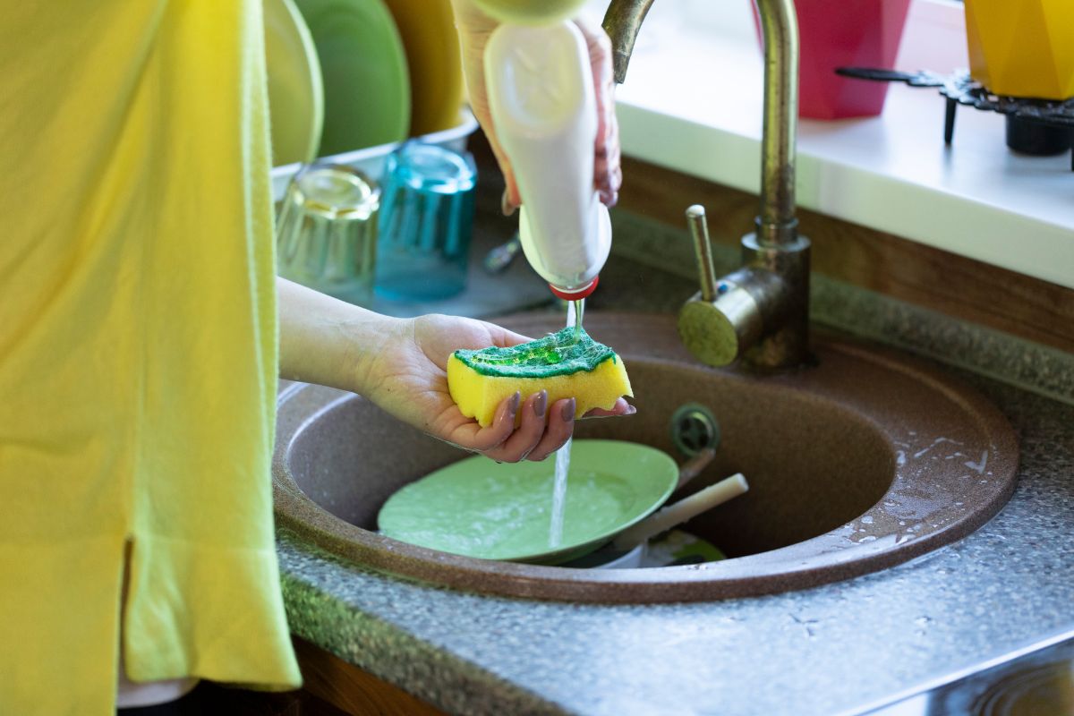 O que fazer com a esponja de lavar louça depois de usada; 3 dicas para reaproveitá-la/Via: Canva