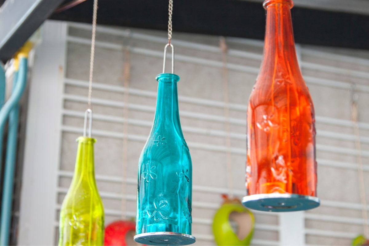 Como reaproveitar garrafas de vidro na decoração? Veja ideias e dicas - Reprodução Canva