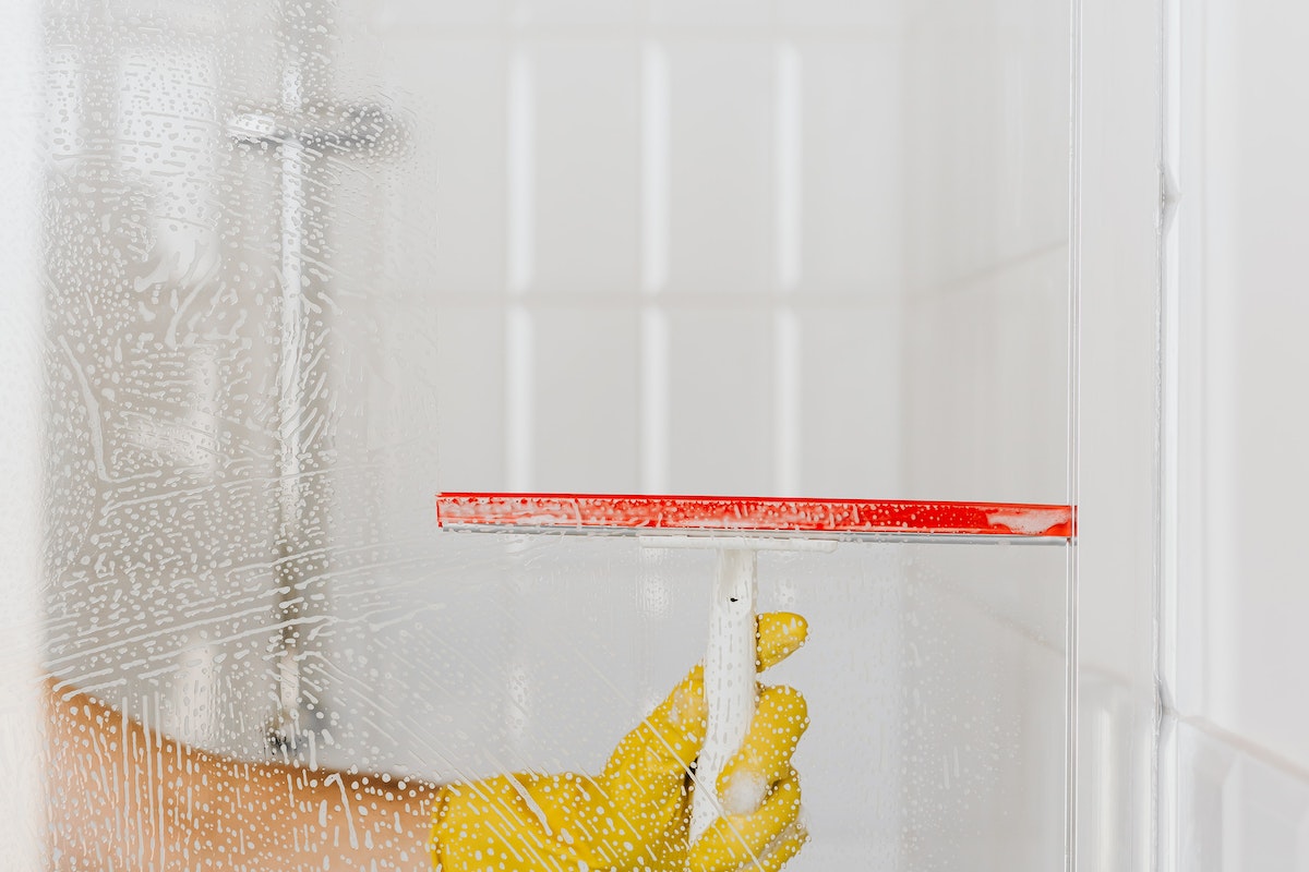 Como limpar vidros sem deixar manchas? Desse jeito aqui é muito mais simples