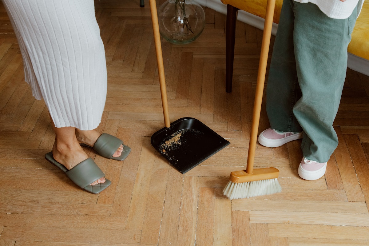 Como limpar piso laminado e manter sempre limpo? Descubra o passo a passo