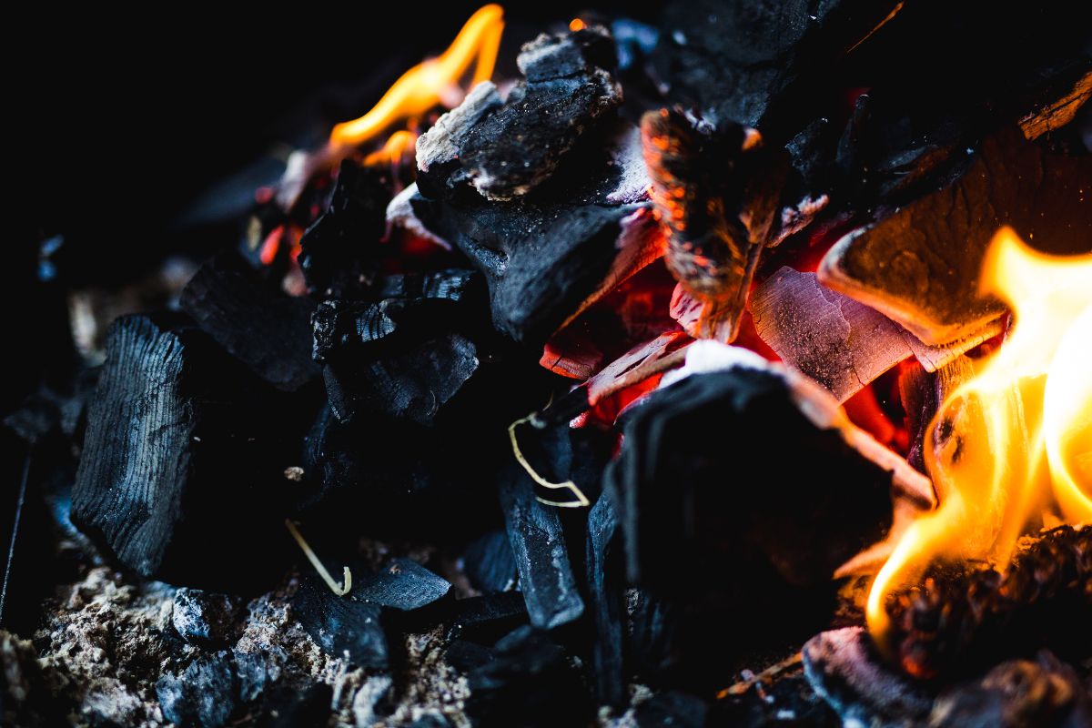 Carvão em chamas - Fonte Canva.