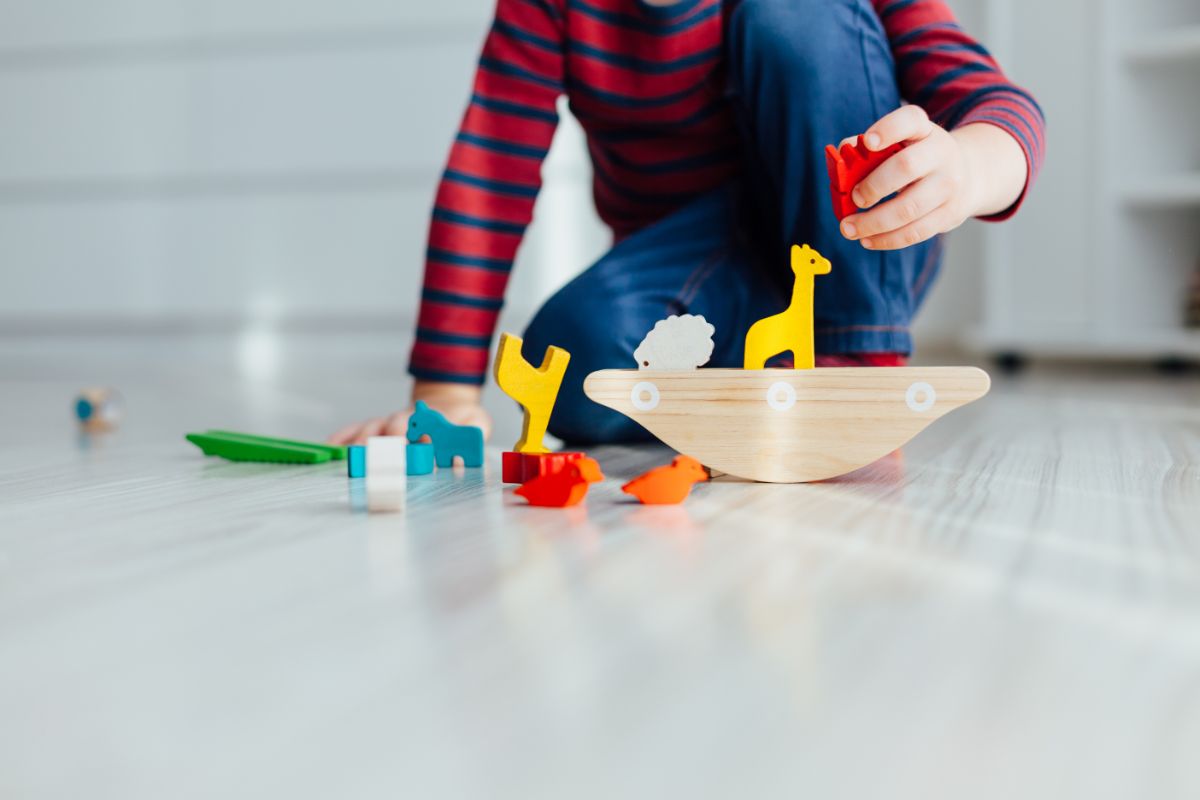 Limpeza dos brinquedos: aprenda como higienizar corretamente conforme o material