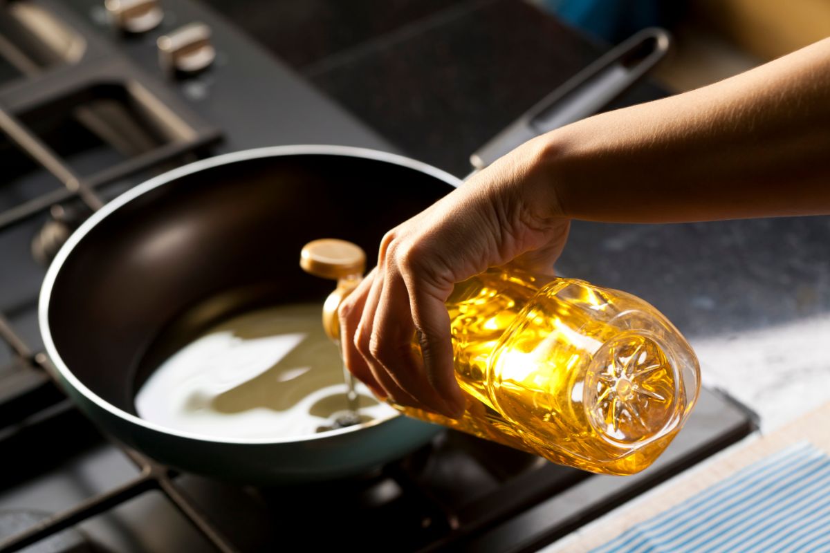 Truques caseiros para tirar o cheiro de óleo de fritura da casa; veja - Reprodução Canva
