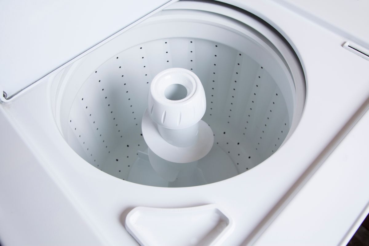 Qual o tempo certo para limpar a máquina de lavar? Fazer isso pode salvar suas roupas; veja a razão - Reprodução Canva