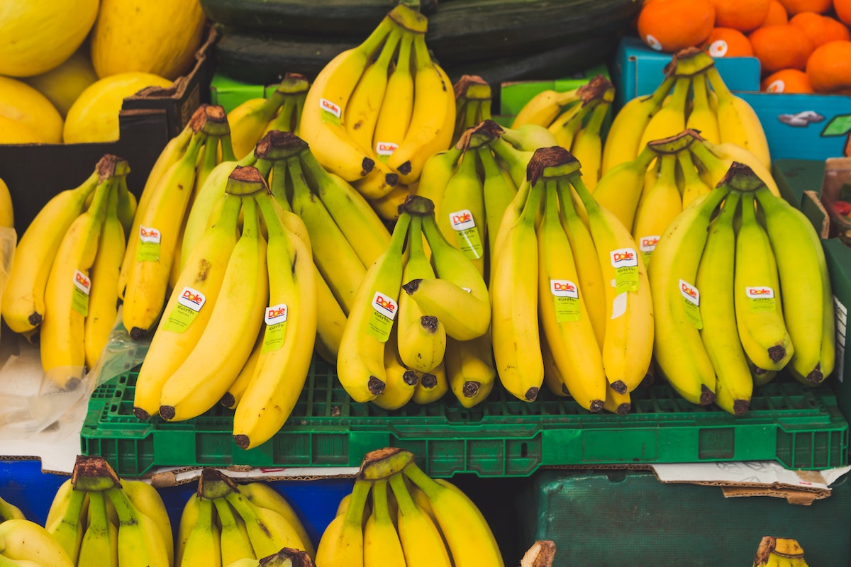 Saiba como evitar que a banana estrague ou amadureça tão rápido; dicas para conservar por mais tempo