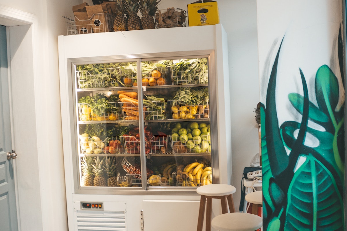 Frutas e verduras que podem ficar fora da geladeira sem problemas; confira