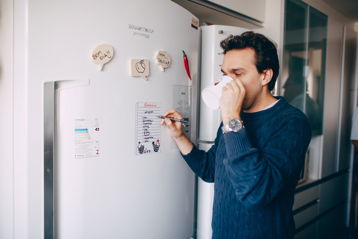 Como limpar a geladeira de forma rápida e correta? Veja o que você deve fazer e tenha praticidade