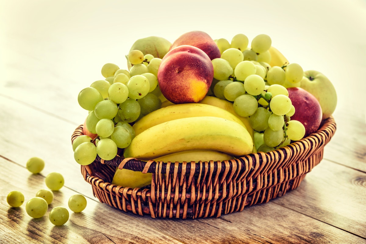 Frutas e verduras que podem ficar fora da geladeira sem problemas; confira