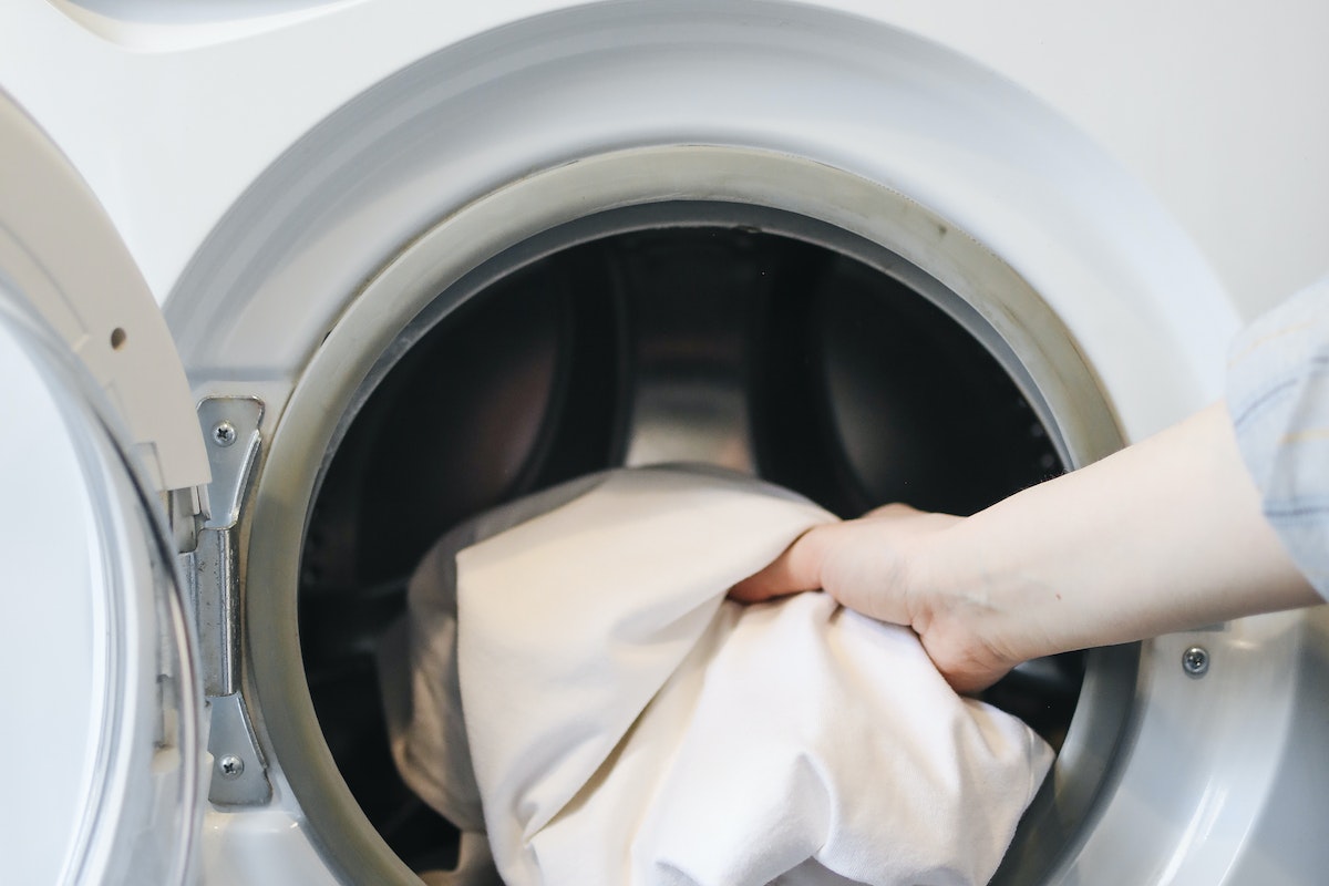 3 formas de reaproveitar a água da máquina de lavar sem medo e evitar desperdícios