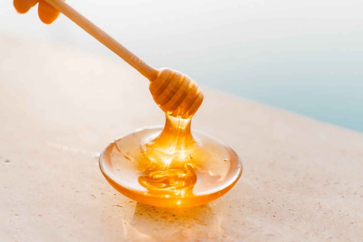 Como saber se o mel é puro ou falsificado? 3 testes caseiros para identificar, confira