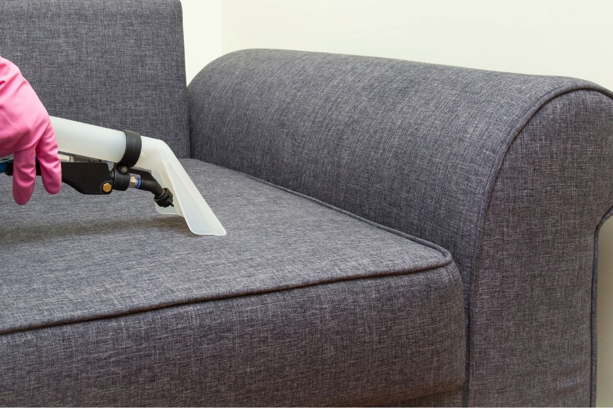 Como limpar o sofá com o aspirador de pó? Veja como usar o equipamento corretamente - Reprodução Canva