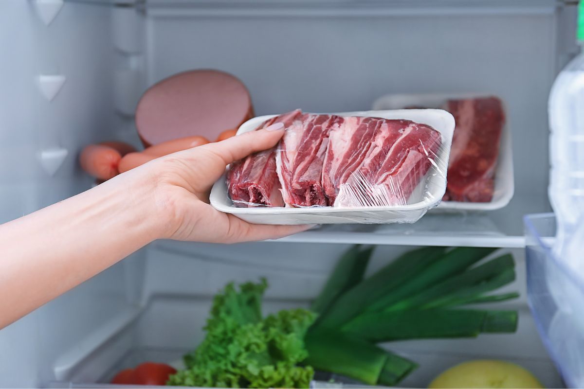 Separar alimentos na geladeira é importante por alguns motivos; confira os principais e como fazer da maneira correta/ Via: Canva