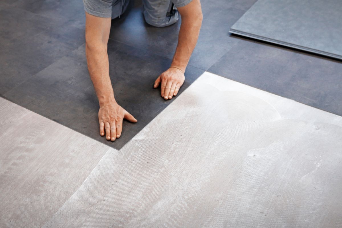 Como limpar piso vinílico? Deixe o chão brilhando com dicas práticas e baratas