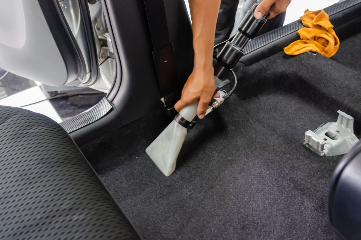 Tapete de carro: confira como fazer a limpeza de forma correta e fácil e entenda mais sobre o uso dos tapetes
