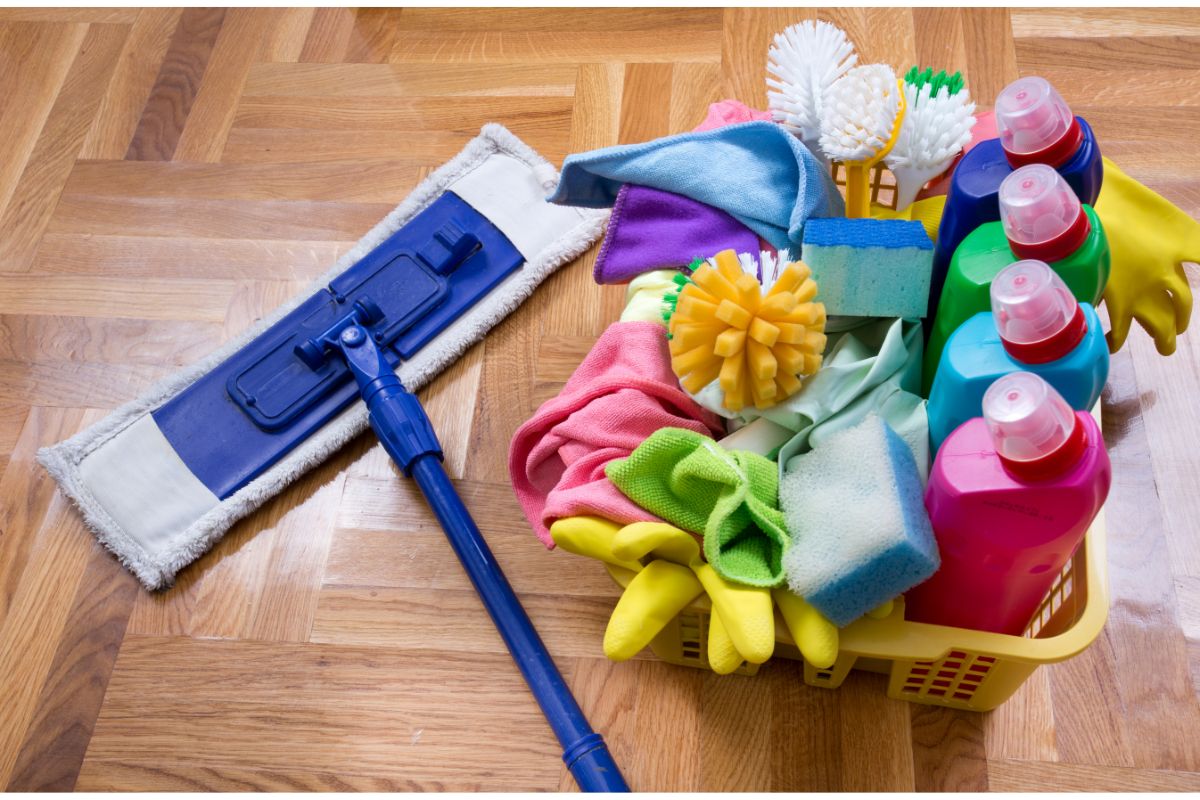 O melhor limpa piso caseiro para derreter totalmente a sujeira; veja a receita e aprenda como fazer - Reprodução Canva