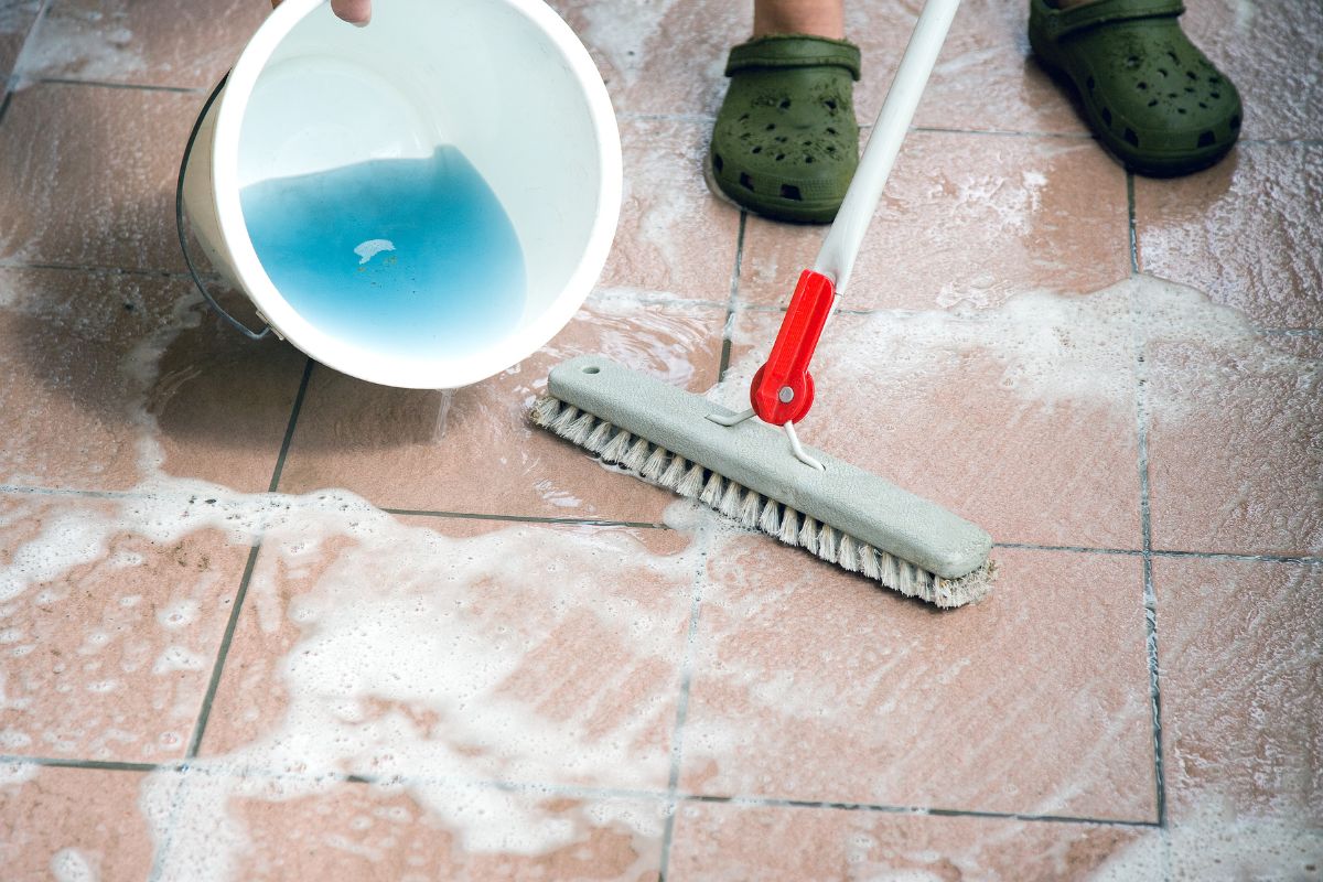 O melhor limpa piso caseiro para derreter totalmente a sujeira; veja a receita e aprenda como fazer - Reprodução Canva