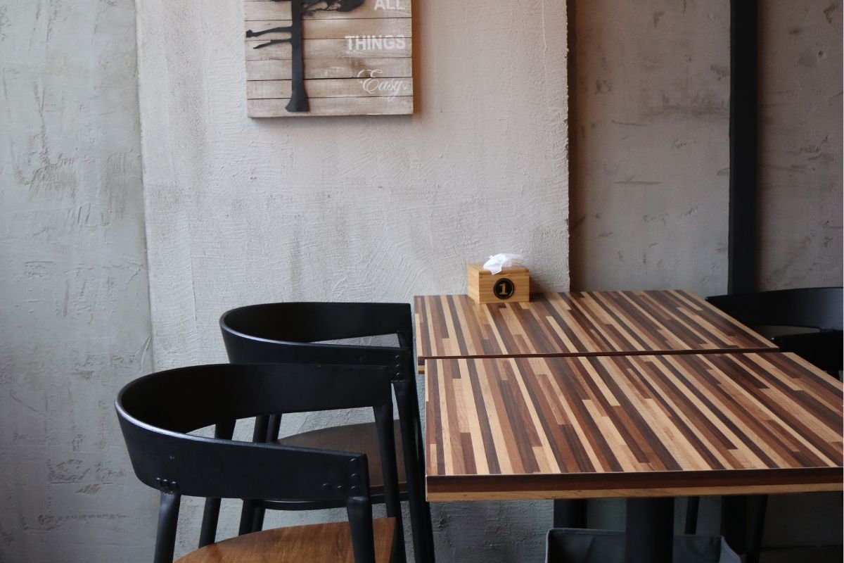 3 tipos de mesa de madeira para você criar sua área de churrasco; confira - Reprodução Canva