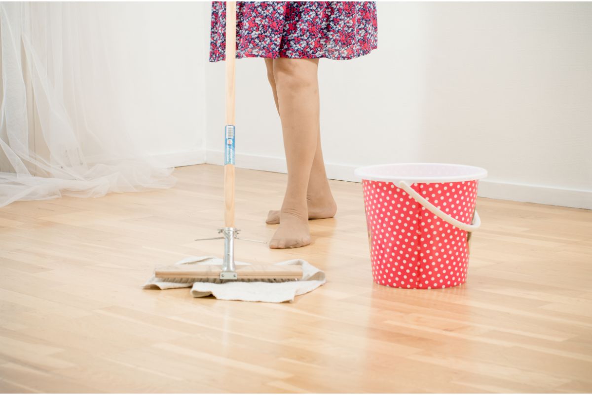 Passar pano no chão na hora da limpeza pode não ser uma boa ideia; veja por que - Reprodução Canva