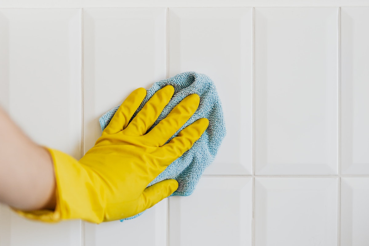 Mistura para limpar azulejo de banheiro: diga adeus a sujeira em minutos!