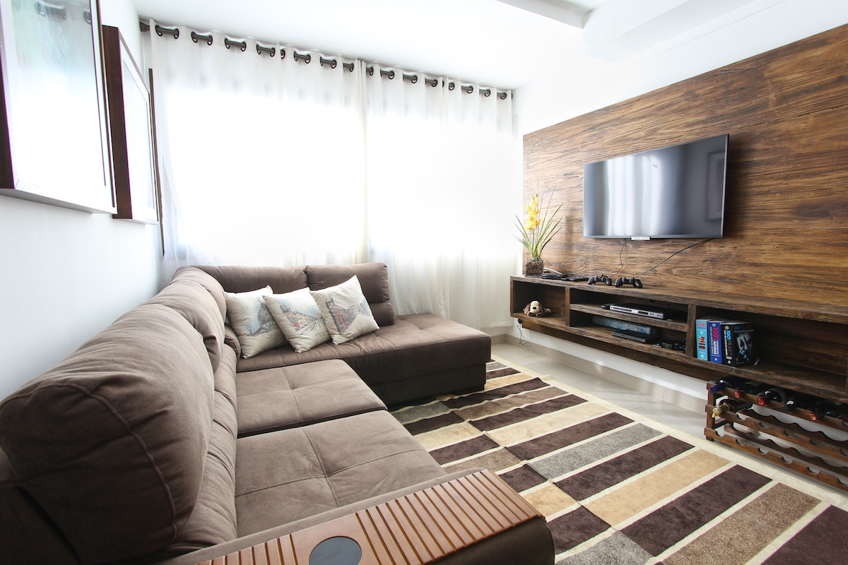 Como combinar elementos da sala de estar? Tenha uma decoração harmoniosa entre sofá, cortina e tapete - Pexels