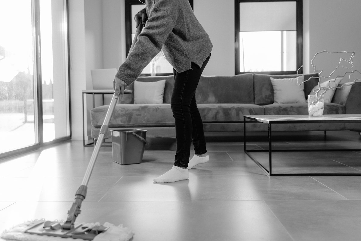 Como limpar porcelanato? Essa dica pode salvar o seu piso e otimizar sua vida!