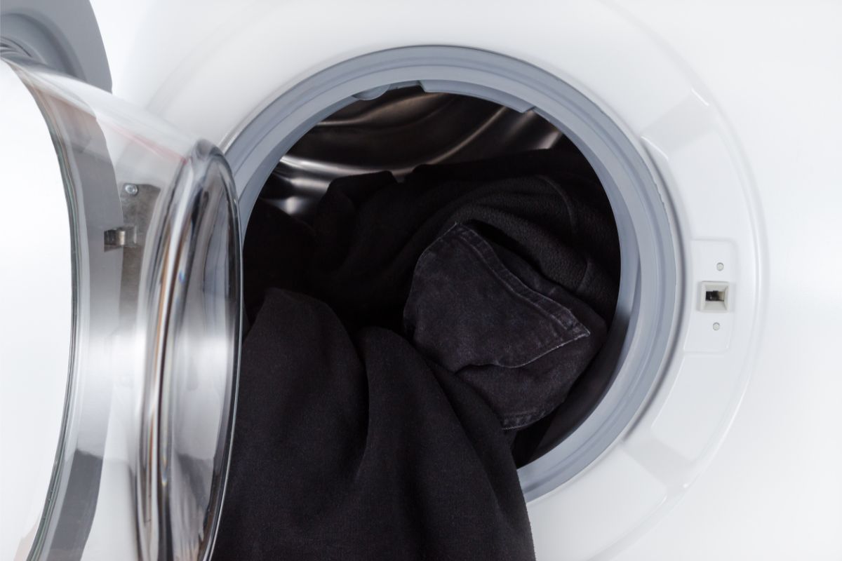 4 segredinhos na hora de lavar roupa preta que escondem de você; aprenda a lavar corretamente para não desbotar - Reprodução Canva