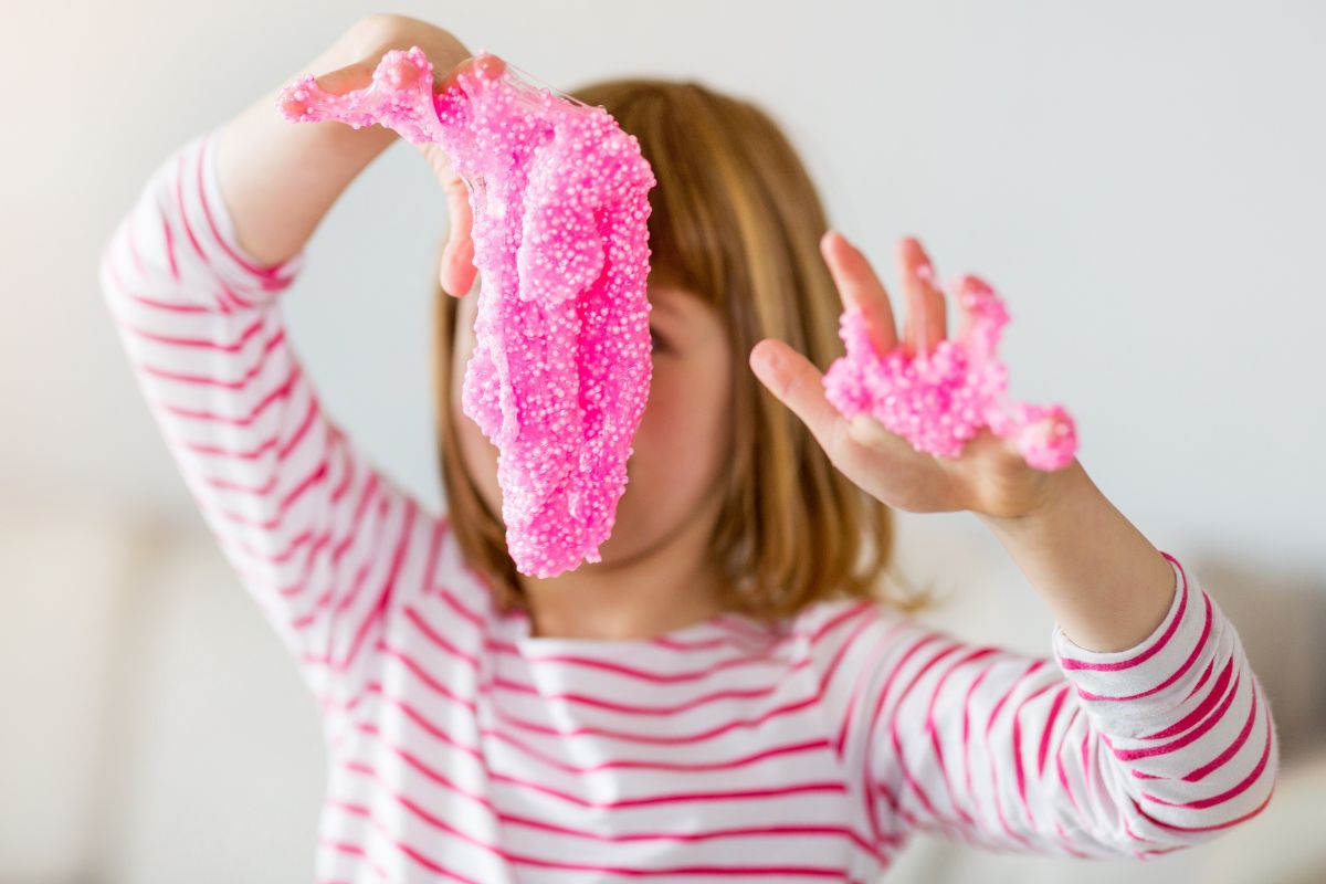 Férias e criançada em casa, significa slime por toda toda: veja como remover com facilidade as marcas deste brinquedo - Reprodução Canva