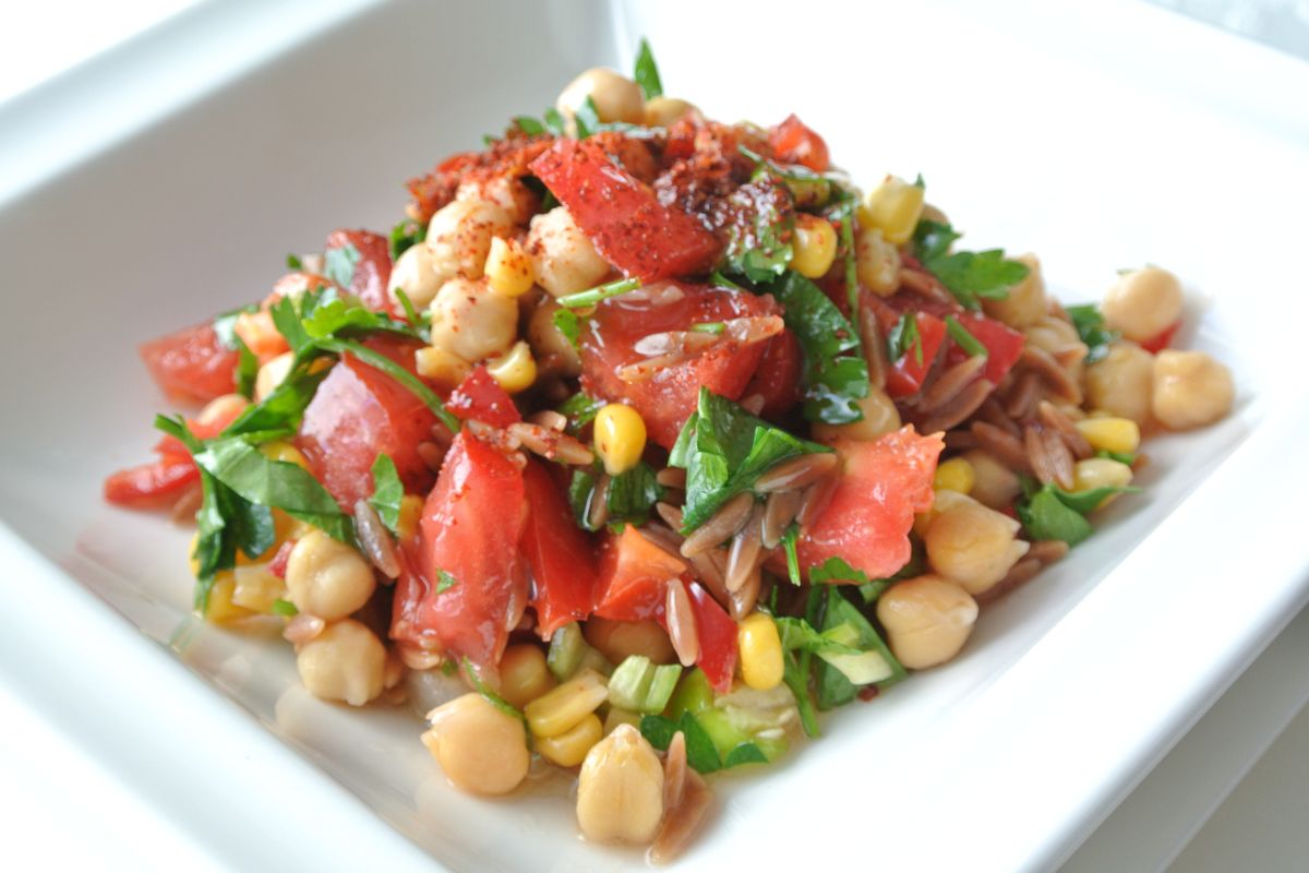 Salada grão de bico e quinoa - Reprodução canva