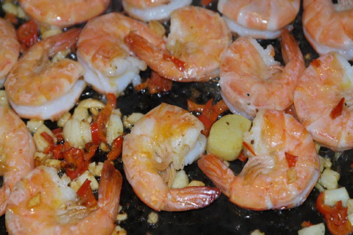 Espaguete de camarão com legumes - Reprodução CANVA