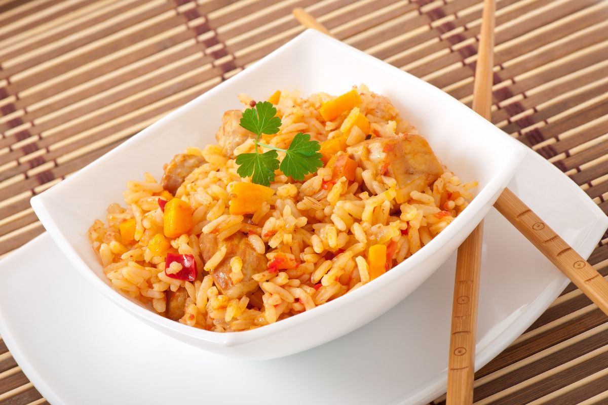 Não perca tempo na cozinha: prepare um arroz de forno tradicional em poucos passos