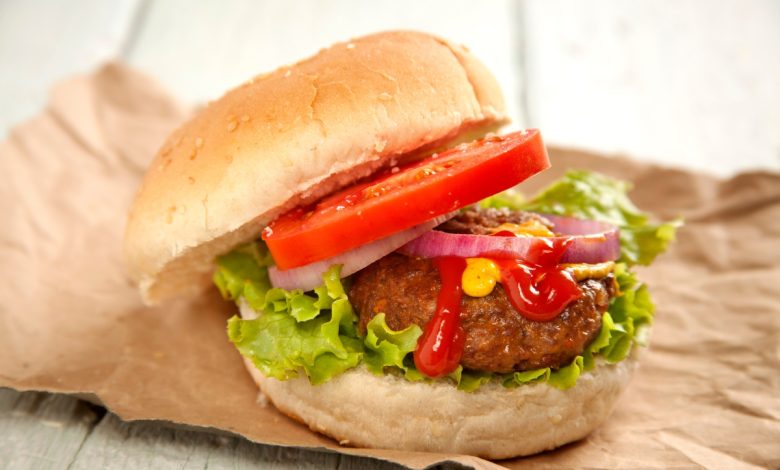 Receita de sucesso: Surpreenda seus convidados com um hambúrguer caseiro de chef