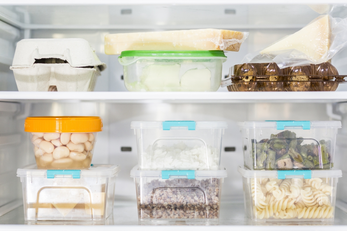 Ordem e praticidade: descubra as melhores dicas caseiras para organizar os alimentos na sua geladeira