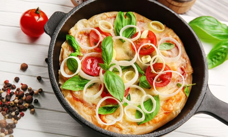 Uma receita prática e deliciosa: como preparar uma pizza de frigideira irresistível