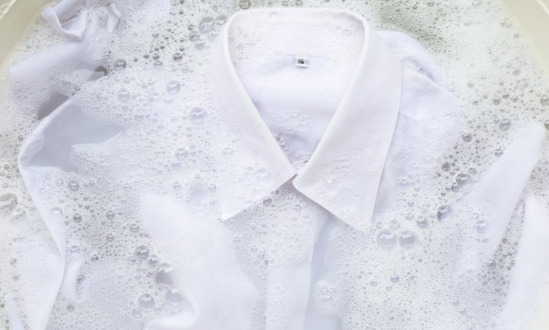 Truques surpreendentes para o branco perfeito: conheça segredos caseiros para tirar amarelado das roupas