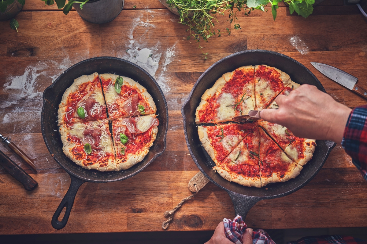 Celebre o Dia dos Namorados com Sabor: Delicie-se com uma Pizza de Frigideira Feita em Casa
