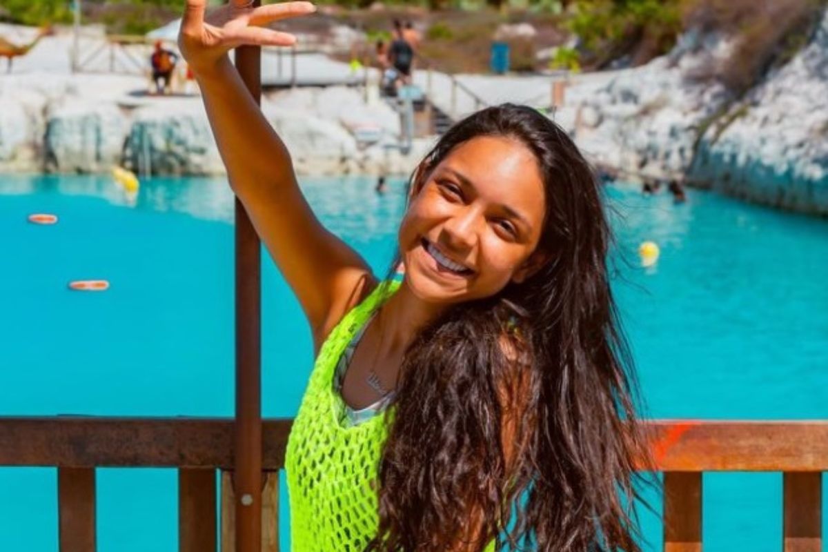 Vitória Souza, que cobra R$ 2.000 para pregar, curte férias em Jericoacoara